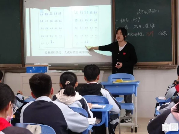 生物老师上课亲自给我们展示自己，带领学生们深入了解生命科学的奥秘与魅力