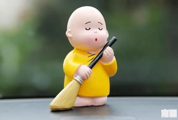 荧戴上小玩具调，网友纷纷表示这种创意设计让人眼前一亮，充满童趣与时尚感，引发热议