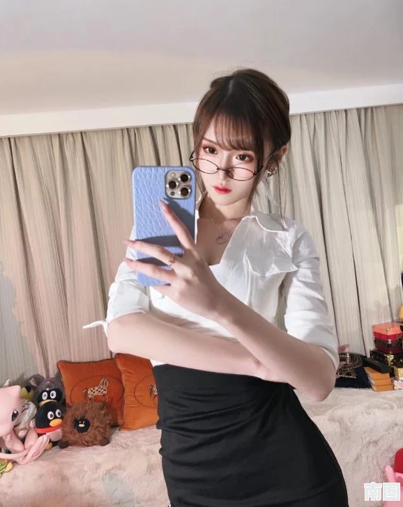 白丝美女喷水，现场观众反应热烈，引发社交媒体热议与讨论，成为网络新热点话题