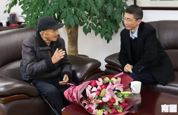 我骑着室友鸡背单词：网友纷纷表示这种学习方式太有创意，既搞笑又能提高记忆力，值得尝试！