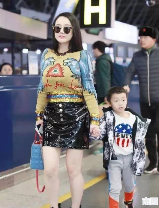 英语老师掀开了裙子，竟然是为了展示她的独特时尚品味，引发学生们热议与模仿潮！